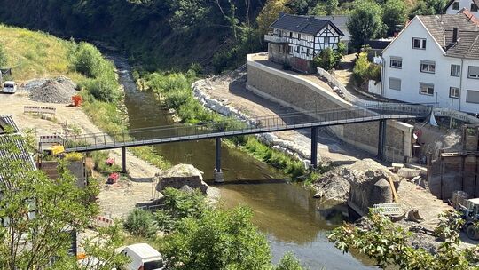Viele der Brücken im Ahrtal konnten bisher noch nicht wiederaufgebaut werden. So auch die Domhofbrücke in Schuld. Aktuell findet