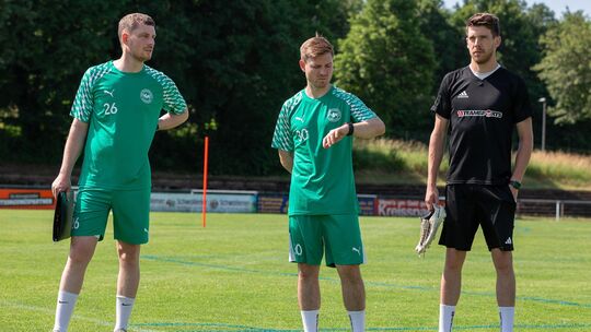 Schaut genau hin: Das Trainerteam des VfR Baumholder mit (von links) Felix Ruppenthal, Dennis Kaucher und Andreas Forster.