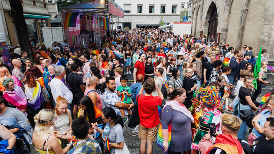 Mitte August steht Koblenz wieder ganz im Zeichen des Christopher Street Days (CSD), bei dem Hunderte in der Stadt feiern – hie