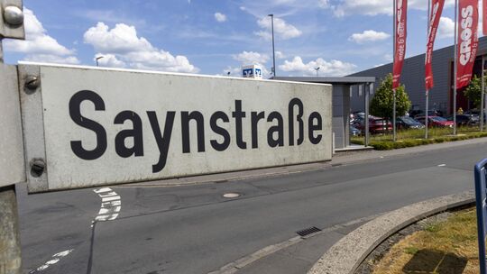 Die Saynstraße ist eine wichtige Einkaufsmeile und Lebensader in der Stadt Hachenburg. Für Radfahrer ist die Situation in der vi