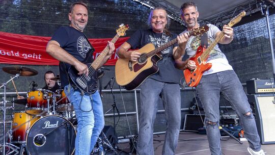 Die JoJo Weber Band kam bei ihrem ersten Auftritt in Bad Marienberg gut beim Publikum an.