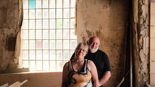 Paula und Andreas Peereboms stehen in einer einsturzgefährdeten Ruine, einem ehemaligen Schlafzimmer. Die Flut hat das Ehepaar s