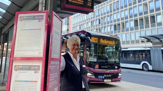 Patricia Berg ist eigentlich Zugbegleiterin bei der Deutschen Bahn. Während die Bahnstrecke rechts des Rheins gesperrt ist, ist