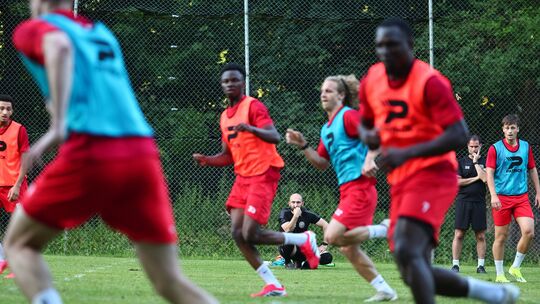 Trainer Fatih Cift (sitzend, hinten) beobachtet seine Mannschaft während der Saisonvorbereitung. Der Verein hält Augen und Ohren