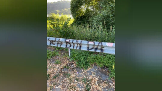 Bislang Unbekannte haben ihre Spuren an der Rheinzufahrt hinterlassen.