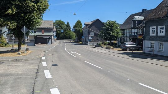 Die Arbeiten an der B62 in Mudersbach sind abgeschlossen. Damit kann man über die Bundesstraße wieder bis nach Siegen fahren.