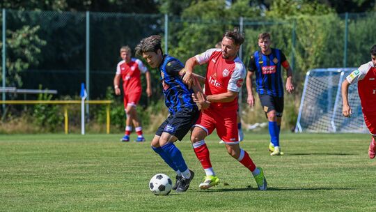 Der Koblenzer Masahiro Fujiwara (links, blaues Trikot) behauptet gegen seinen Siegener Gegenspieler den Ball.