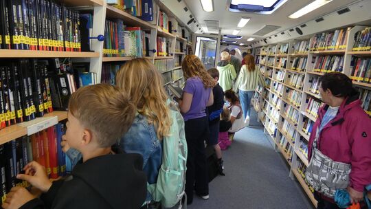 Der Bücherbus der Stadtbibliothek Koblenz hält jetzt auch in Brey.