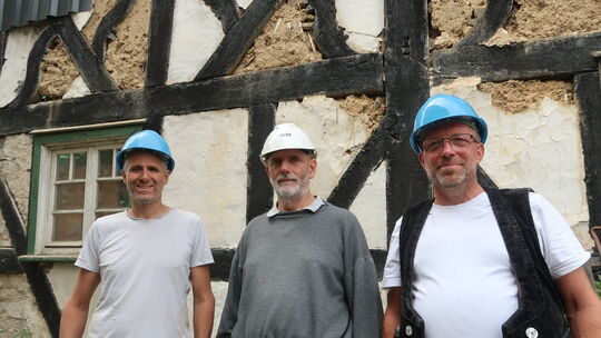 Fachleute des LVR-Freilandmuseums in Lindlar bereiten das Fachwerkhaus in Scheuerfeld auf den Abbau vor.