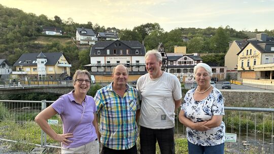 Wollen Ingo Zamperoni in ihrem Heimatort Altenahr in Aktion sehen (von links): Petra und Günter Lang, Udo Lahr und Erna Lang.