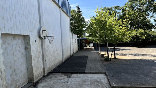 Ballspielen verboten: Nach der Schule darf der Schulhof an der Kleiststraße zwar genutzt werden. Der Basketballkorb ist dabei ab