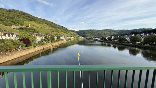 Das Heizöl bildet auf der Mosel einen dünnen Film - von der Brücke aus ist er fast nicht zu sehen. Das Heizöl bildet auf der Mosel einen dünnen Film - von der Brücke aus ist er fast nicht zu sehen.