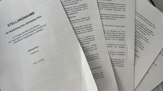 Gut 35 DIN A 4-Seiten hat die Leitung des Jahnbads über den Chef der VG-Werke Jochen Stumm an Politik und Medien weitergereicht,