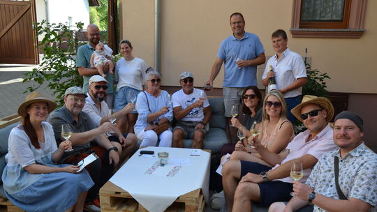 So wie hier im Weingut Enk, fand neben den ausgeschenkten Weinen, die individuell gestaltete Sitzgruppe Anklang bei den Besucher
