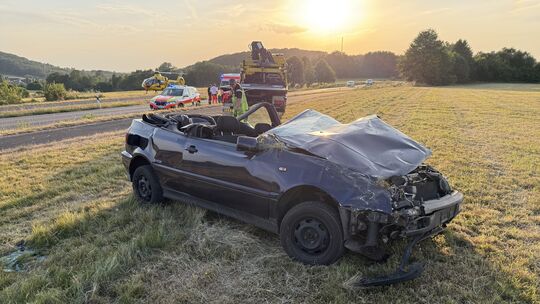 DIe Fahrerin eines VW Golf Cabrio kam zwischen Vielbach und Selters von der Fahrbahn ab und überschlug such mehrfach. Sie und ih
