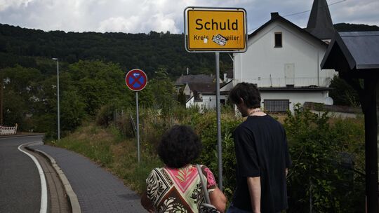 In Schuld war Beate Au am Morgen nach der Flutnacht. In den Nachrichten hörte sie von drei zerstörten Autos und machte sich auge In Schuld war Beate Au am Morgen nach der Flutnacht. In den Nachrichten hörte sie von drei zerstörten Autos und machte sich auge