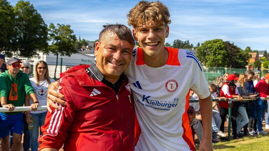 Der größte Moment: Als Landesliga-Aufsteiger verlässt Mike Fischer (rechts) den SC Idar-Oberstein. Den Triumph feierte er mit Tr