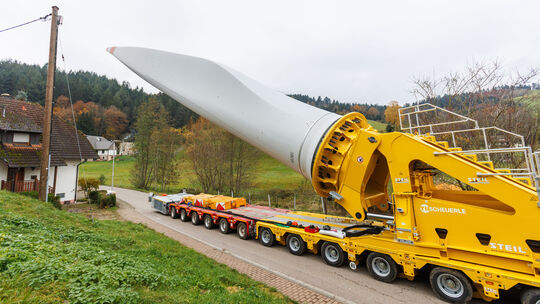 Ein Flügel eines Windrads wird transportiert (Symbolbild). Auch bei Dierdorf ist dies wieder geplant.