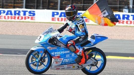 Ehrenrunde mit der deutschen Fahne: Robin Siegert feiert seinen Doppelsieg auf dem Sachsenring.