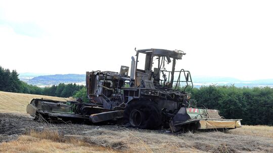 Das ausgebrannte landwirtschaftliche Gerät in Rodder.