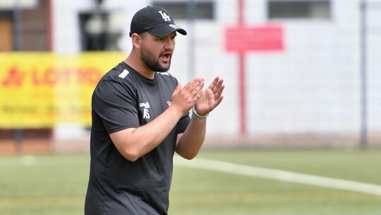 Bereit für den nächsten Schritt: Jugendtrainer Adrian Schmidt wechselt nach drei Jahren bei den Sportfreunden zum SV Wehen Wiesb Bereit für den nächsten Schritt: Jugendtrainer Adrian Schmidt wechselt nach drei Jahren bei den Sportfreunden zum SV Wehen Wiesb
