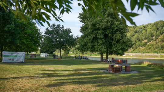 Auf der Grillwiese in Neuendorf ist Würstchenbrutzeln erlaubt. Damit ist diese Wiese eine große Ausnahme.