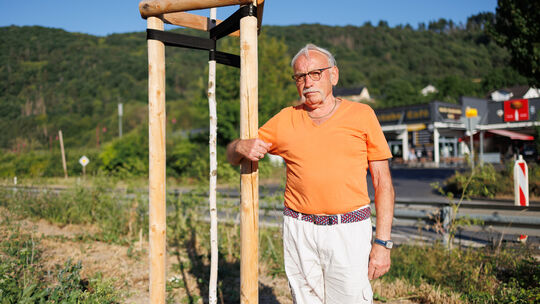 Der Damm zwischen Gleisen und Bundesstraße wird in der Flutnacht 2021 für Heinz Gasper zur Rettungsinsel. Fünf Stunden lang klam