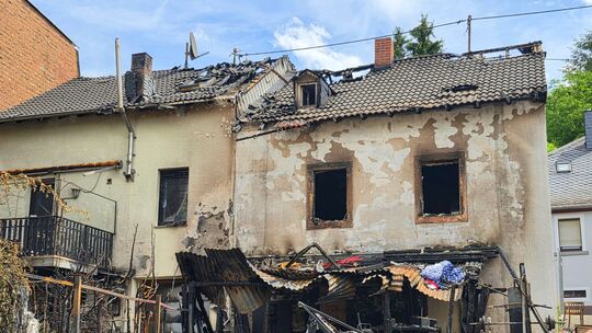Verkohlte Balken, eingestürzte Anbauten und zerstörte Dächer: Die Brandruine vermittelt einen Eindruck von der enormen Hitze und