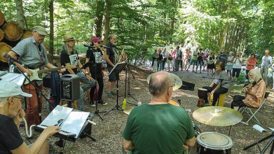 Musik und mehr gibt es bei "Wood-Vibrations".