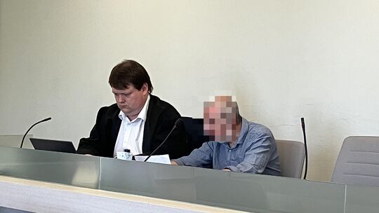Elfter Verhandlungstag in der Mordsache Richard-Wagner-Straße: Der Angeklagte (rechts) mit seinem Verteidiger Johannes Hollinka