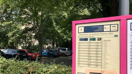 Zettel weisen auf den Ausfall der Haltestellen in der Koblenzer City hin, die Busse aber fahren. Denn die angekündigte Baustelle