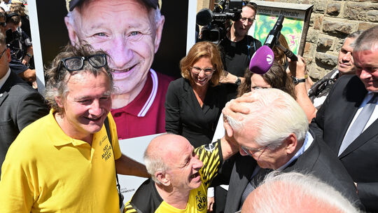 Auch Peter Gasper (Mitte) aus Altenahr ist Teil der Ausstellung „We AHR strong", die unter anderem Bundespräsident Frank-Walter