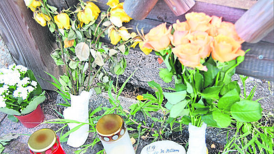 Blumen vor der Tür, ein Rosenstrauß im Fenster - Menschen drücken ihre Anteilnahme aus.
