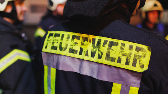 Feuerwehrleute (hier: ein Symbolfoto) und Landwirte hatten einen Feldbrand bei Wirfus am vergangenen Montagabend zügig im Griff.