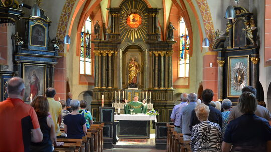 Viele Radler nehmen auch am morgendlichen Gottesdienst in der Wallfahrtskirche Wirzenborn teil.
