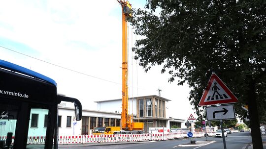 Die Sanierungsarbeiten am Neuwieder Bahnhof haben begonnen. Die Sanierungsarbeiten am Neuwieder Bahnhof haben begonnen.