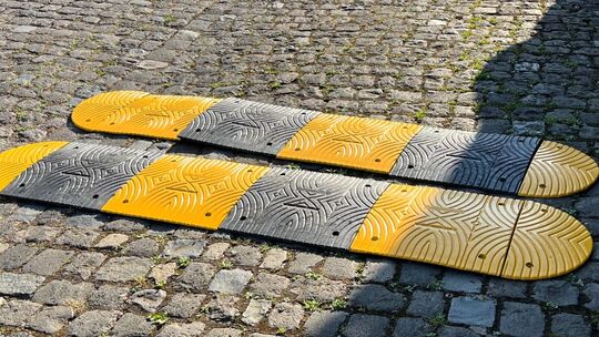 Diese beiden Geschwindigkeitsschwellen konnte der Diezer Bauhof bereits in Empfang nehmen. Nun soll es auch bald zur Installatio