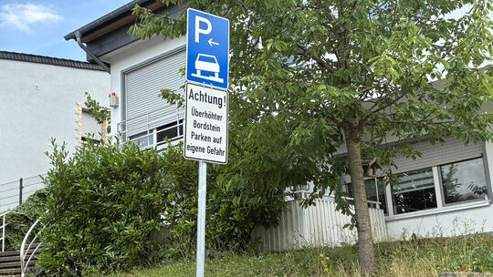 In der Straße Schäffersweyer in Boppard-Buchenau ist das Parken auf dem Bordstein laut Beschilderung erlaubt, obwohl die Straße