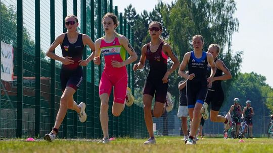 Starke Vorstellung beim DTU-Cup in Jena: Pauline Solbach (links) und Juna Bäcker (3. von links) kamen als Dritte und Fünfte ins