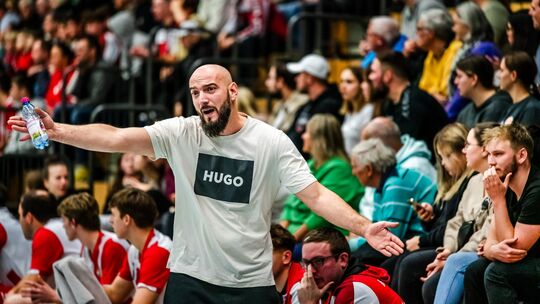 Engagiert an der Seitenlinie: Korab Mulliqi ist der neue Trainer der Handballerinnen der HSG Nahe-Glan und freut sich mit ihnen