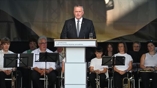 Gordon Schnieder (CDU), Ministerpräsident von Rheinland-Pfalz, spricht bei der zentralen Gedenkveranstaltung zum fünften Jahrest
