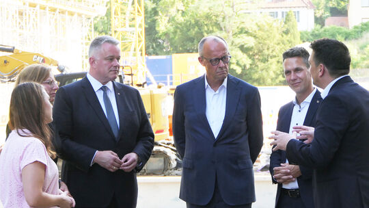 Zum fünften Jahrestag der Flutkatastrophe kam auch der Bundeskanzler Friedrich Merz (CDU, auf dem Bild in der Mitte) ins Ahrtal.