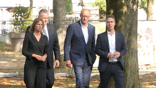 Auf Baustellenbesichtigung im Kurpark: 
Sabine Bätzing-Lichtenthäler (stellvertretende Ministerpräsidentin; von links), Gordon S