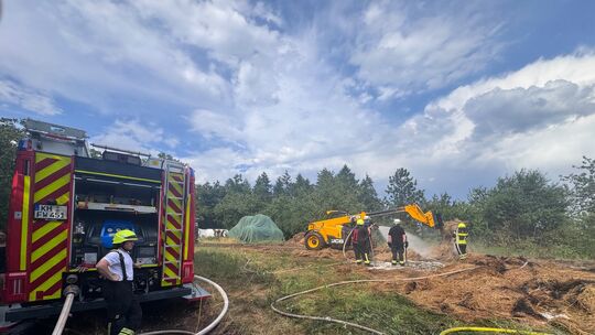 Feuerwehrkräfte im Einsatz: Am Dienstagmittag standen Löscharbeiten an brennenden Strohballen bei Oberstreit an.