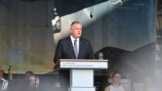 Vor knapp tausend Menschen sprach Gordon Schnieder (CDU), rheinland-pfälzischer Ministerpräsident. Ein Tag, um der 135 Verstorbe