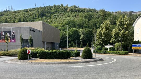 Auf dem Verkehrskreisel am Hüttenhaus steht nun die Nachbildung eines Fördergerüsts, aber was passiert mit dem anderen Kreisel a