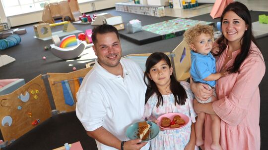 Doreen Balks, Inhaberin des Spielzimmers in Bad Kreuznach, und ihr Partner Sascha Sprang mit Juleena (9) und Keanu (2) wollen Kr