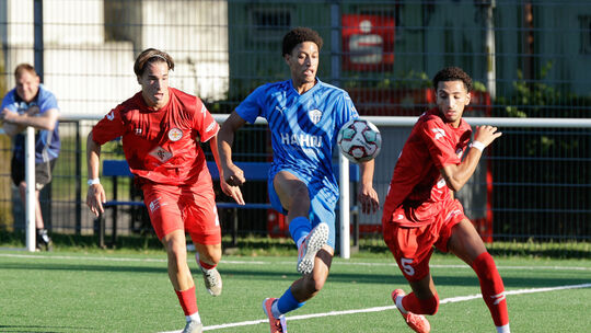Bader Qesmi (in Blau, hier im Test gegen Rot-Weiss Koblenz) war auch beim 6:2 gegen Andernach wieder dabei - und soll in dieser