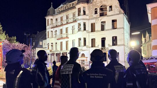Lagebesprechung nach dem Deckeneinsturz im ehemaligen Rhein-Hotel in Bad Salzig zwischen der Feuerwehr und dem THW Baufachberate