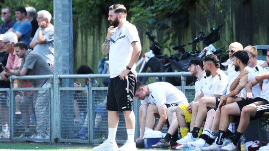 Mayens Trainer Marc Steil (vorne) hat momentan ab und an Grund zum Grübeln - zumindest bei den Ergebnissen in den Testspielen, m